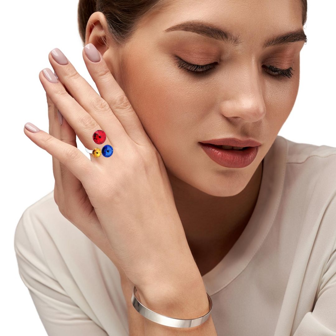 women wearing a triple cocktail ring with red,yellow and blue crystals in sterling silver 925 symbolosing the tricolour of the Romanian flag.