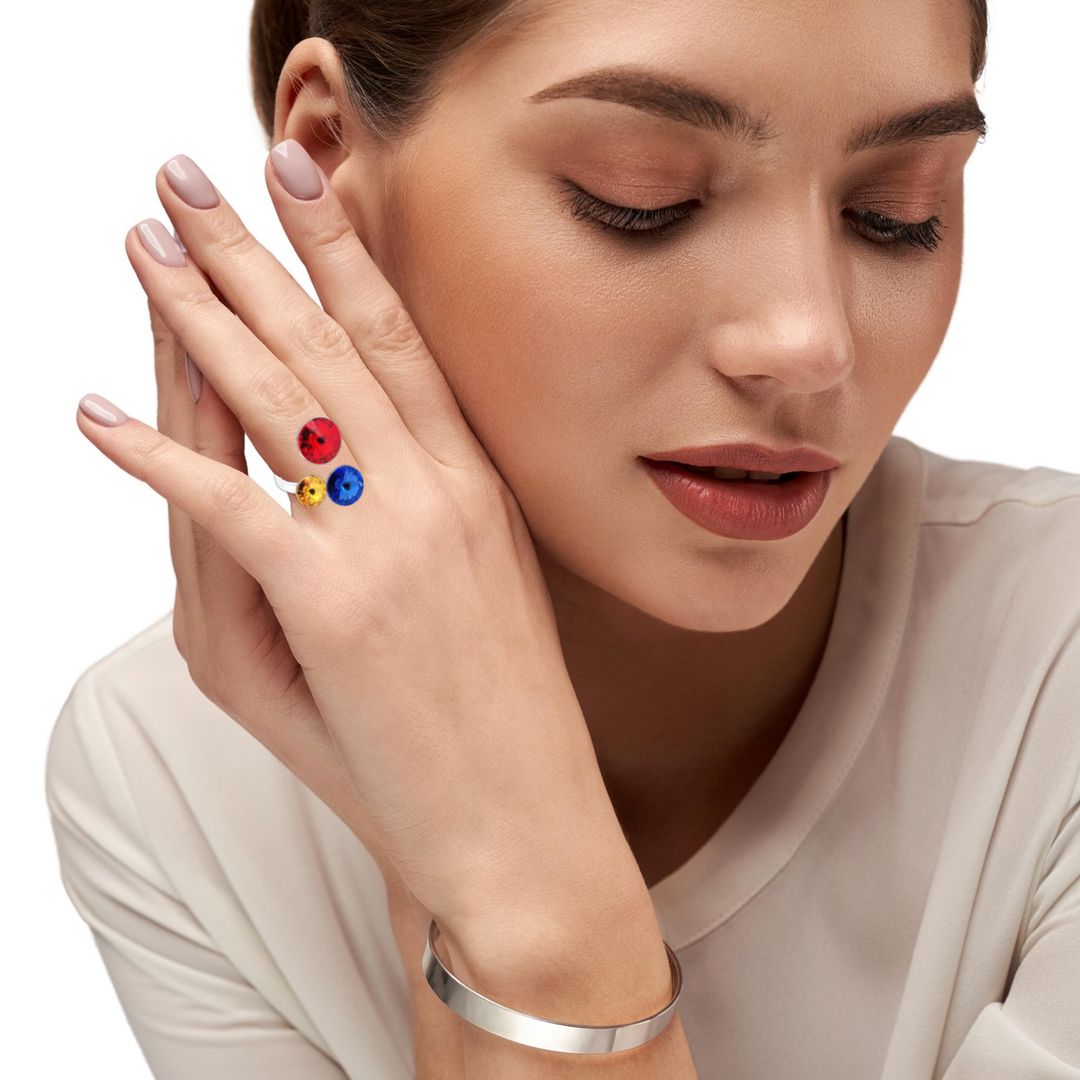 women wearing a triple cocktail ring with red,yellow and blue crystals in sterling silver 925 symbolosing the tricolour of the Romanian flag. 