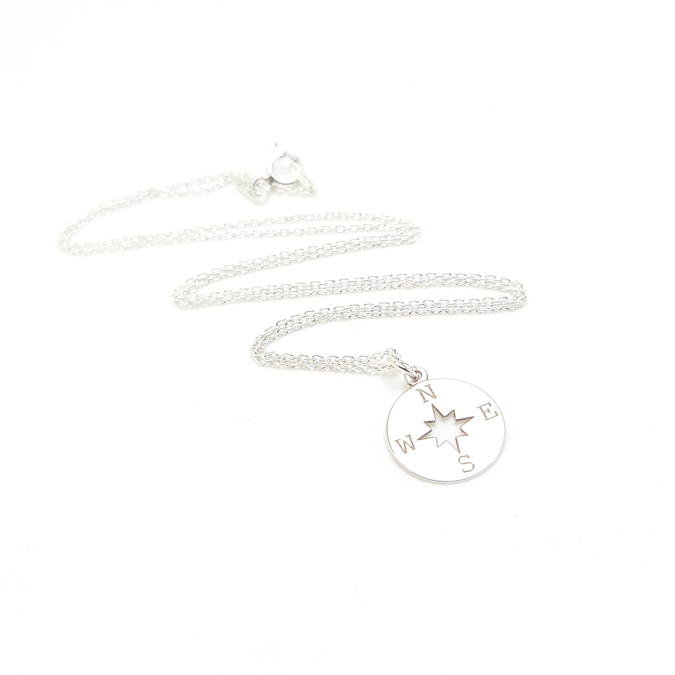 Collar de brújula de plata con estrella guía